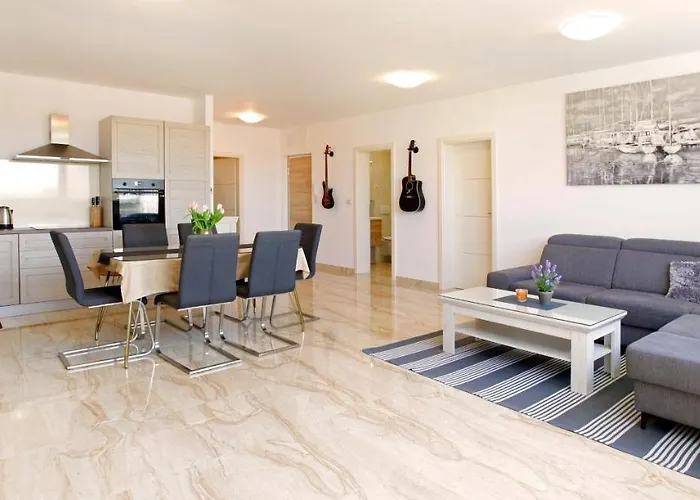 Modern 2-bed Apt, Late Check In Available ספליט