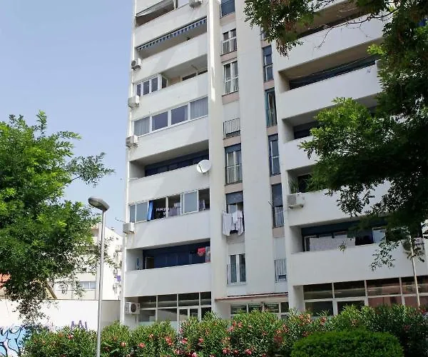 Apartman Modern 2-bed Apt, Late Check In Available Split