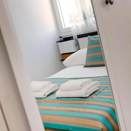 Apartman Modern 2-bed Apt, Late Check In Available