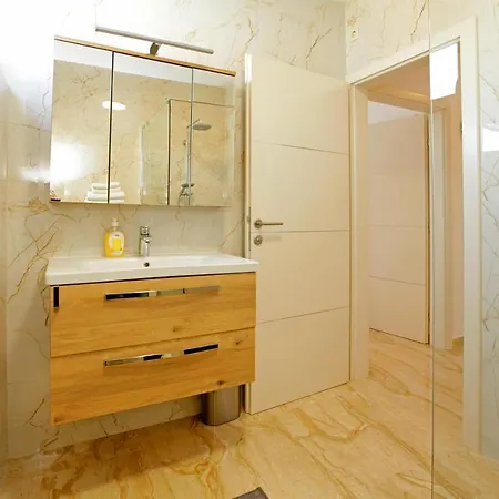Apartman Modern 2-bed Apt, Late Check In Available Split