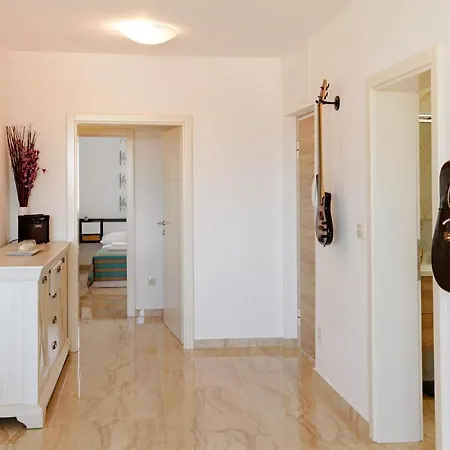 Apartman Modern 2-bed Apt, Late Check In Available *