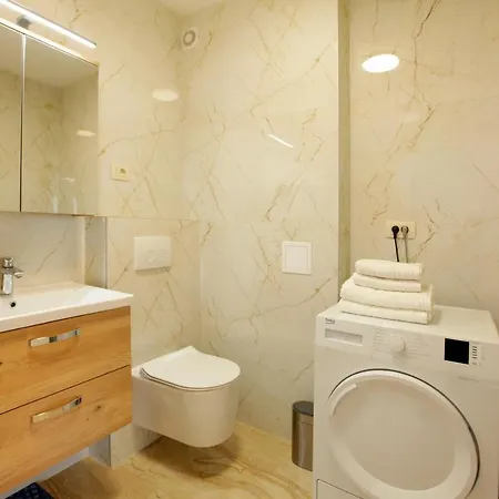 Apartman Modern 2-bed Apt, Late Check In Available