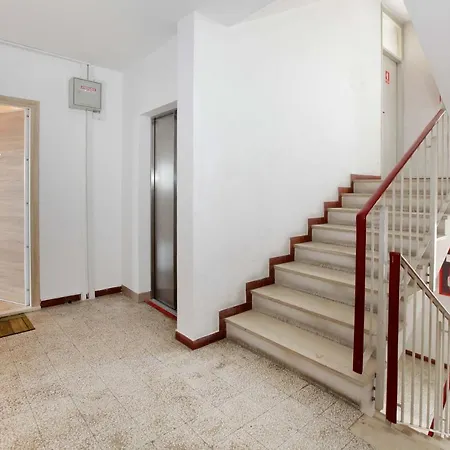 Apartman Modern 2-bed Apt, Late Check In Available *