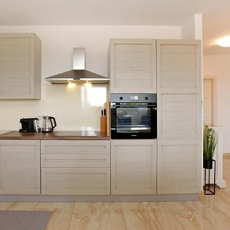 Apartman Modern 2-bed Apt, Late Check In Available