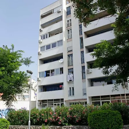 Apartamento Modern 2-bed Apt, Late Check In Available Split
